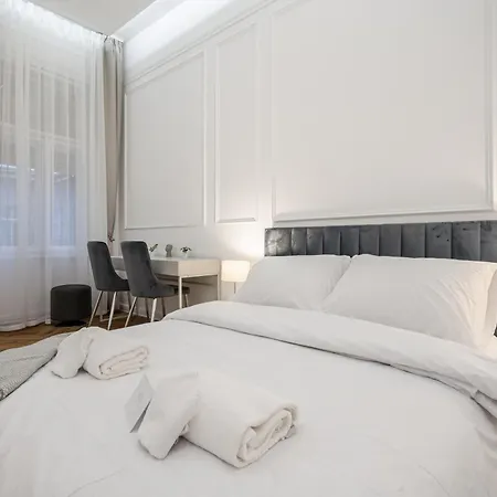 Lazar 16 - Royal Opera Suite, Location By Bqa 아파트
