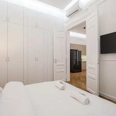 Lazar 16 - Royal Opera Suite, Location By Bqa 아파트