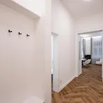 Lazar 16 - Royal Opera Suite, Location By Bqa Apartmán *