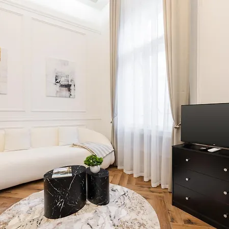 Lazar 16 - Royal Opera Suite, Location By Bqa דירה